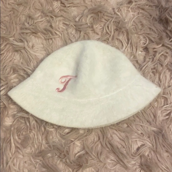 NWT White Shaggy Cheveux Bucket Hat - Picture 1 of 4